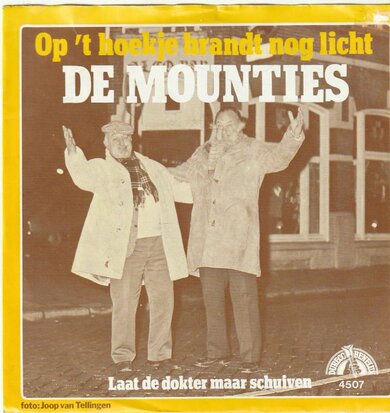 Mounties - Op 't hoekje brand nog licht + Laat de dokter (Vinylsingle)